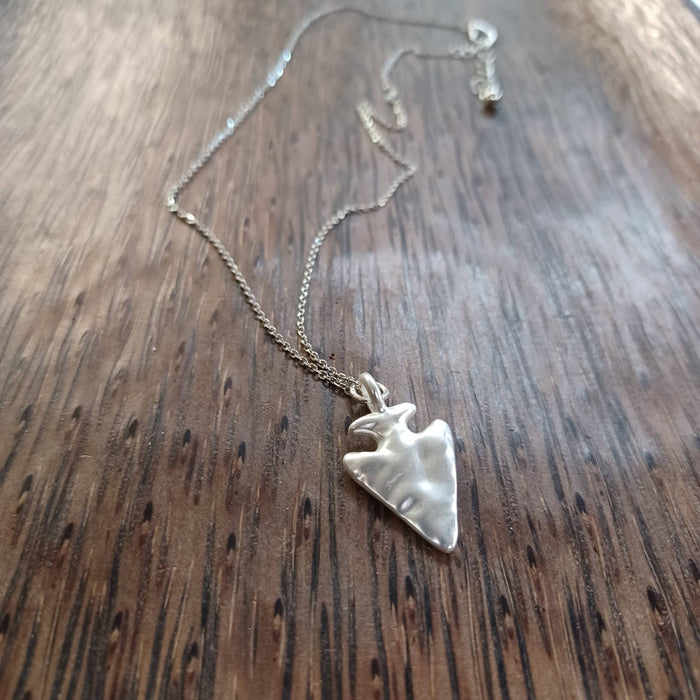 Paco Designs - Dainty Hammored Arrowhead Necklace: Gold